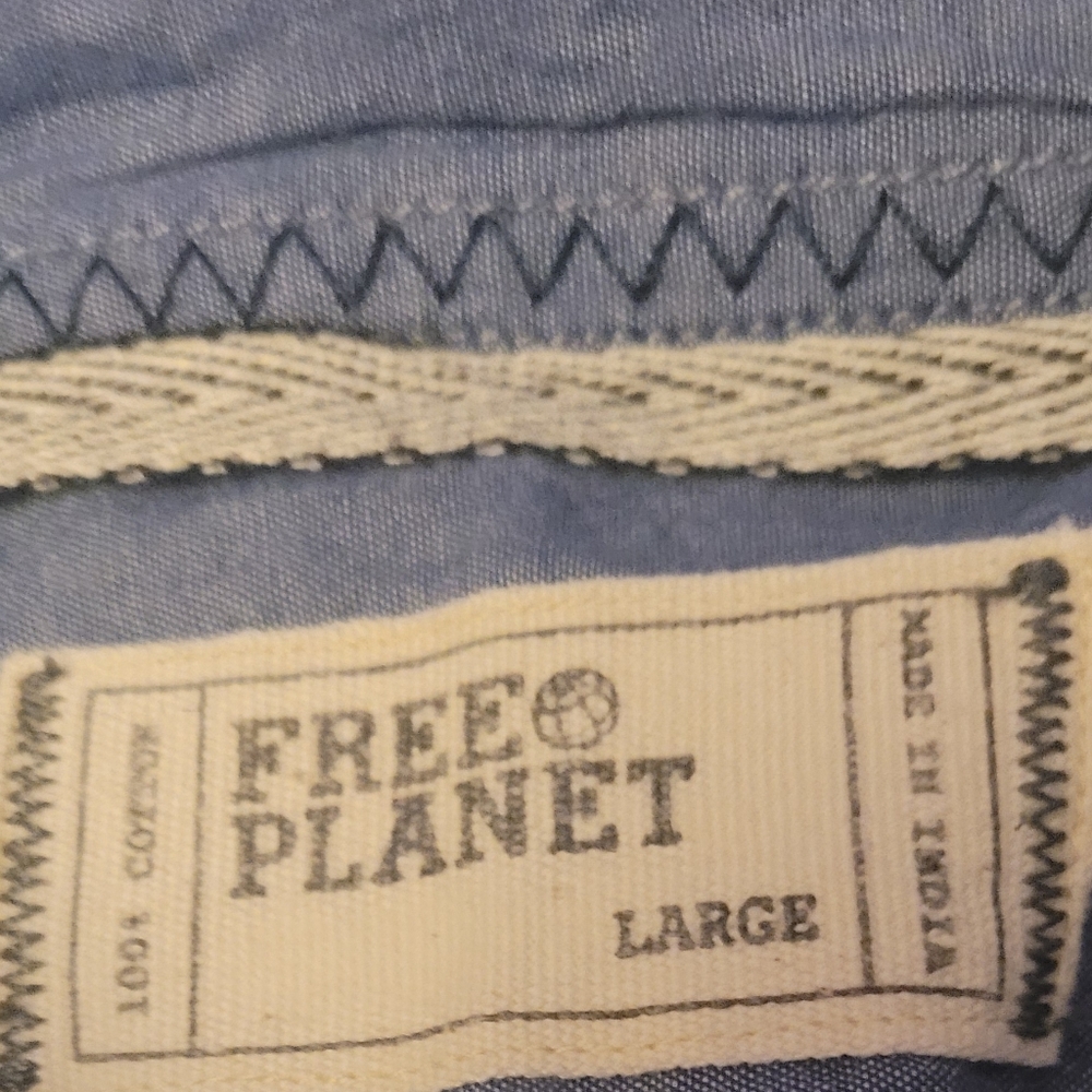 Free planet button down - Picture 4 of 4